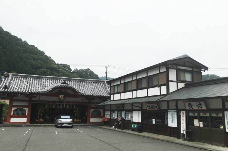 駐車場入り口の神社のイメージ画像